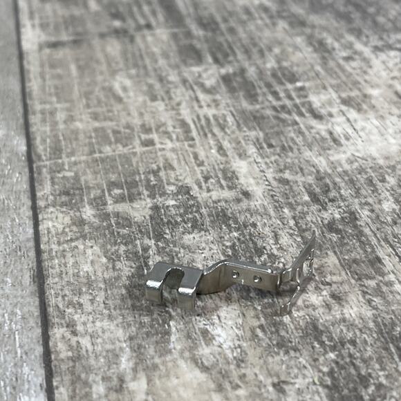 SINGER 600 Touch & Sew Sewing Machine 161167 Slant Shank Special Purpose Presser - Picture 3 of 3